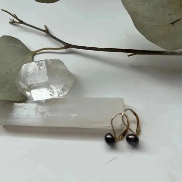 14K gold & Black Tahitian Pearl  Earrings - Picture 1 of 9